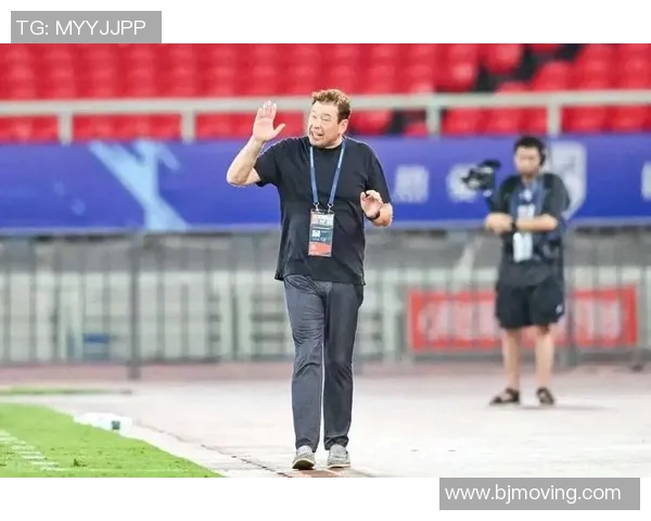 各大足球明星陆续抵达机场引发球迷热烈关注与期待 各大足球明星陆续抵达机场引发球迷热烈关注与期待