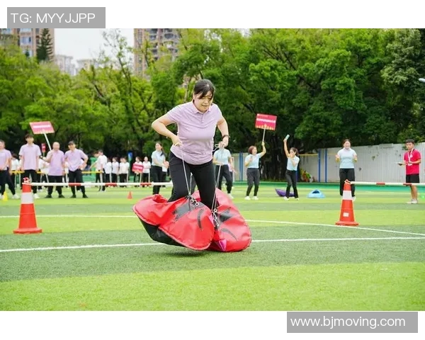 孩子与足球明星互动趣味视频展现温馨时刻与快乐瞬间 孩子与足球明星互动趣味视频展现温馨时刻与快乐瞬间