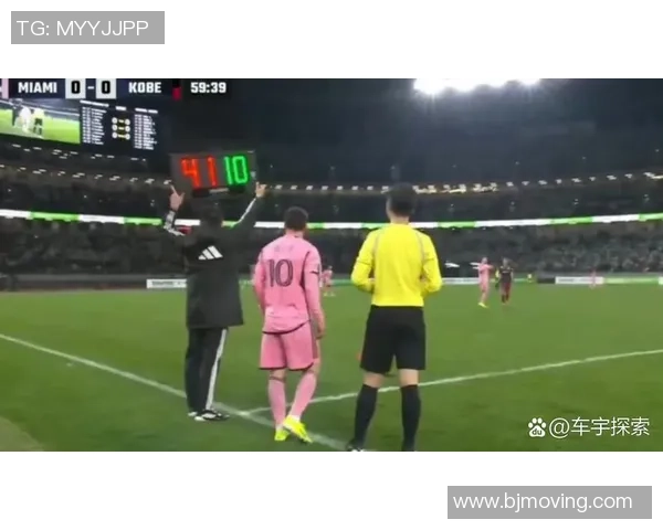 足球明星意外被扒裤现场曝光引发球迷热议与媒体关注 足球明星意外被扒裤现场曝光引发球迷热议与媒体关注